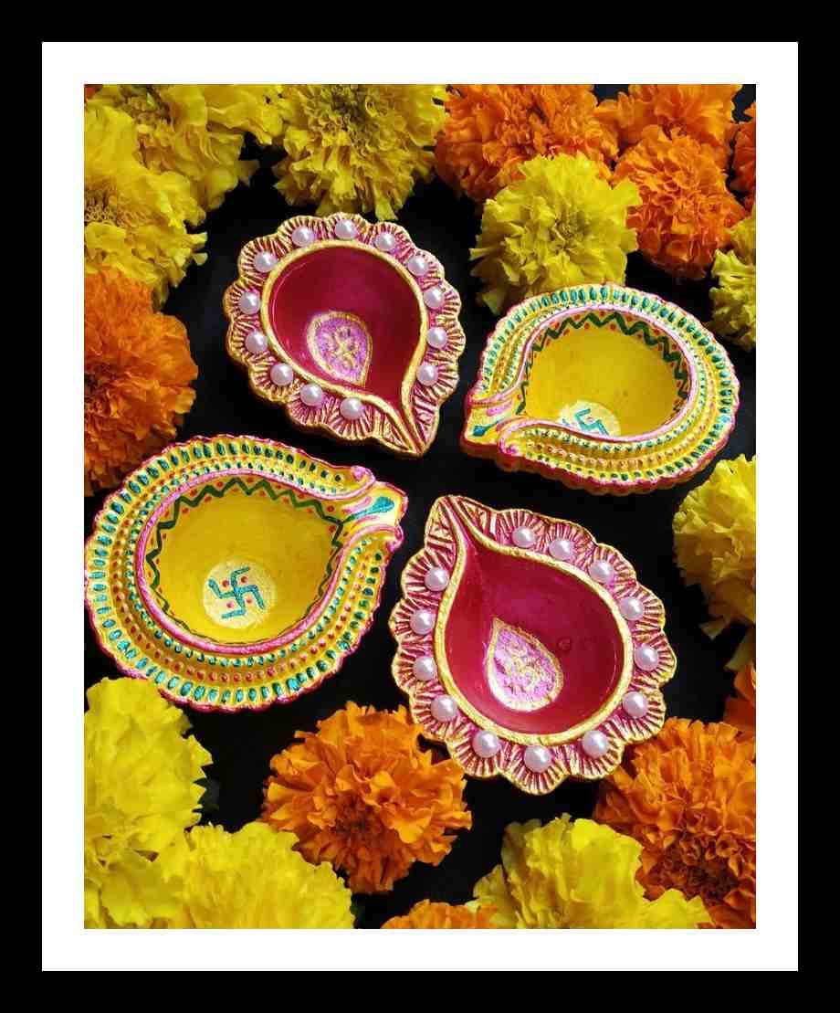 Hand painted diyas ✨